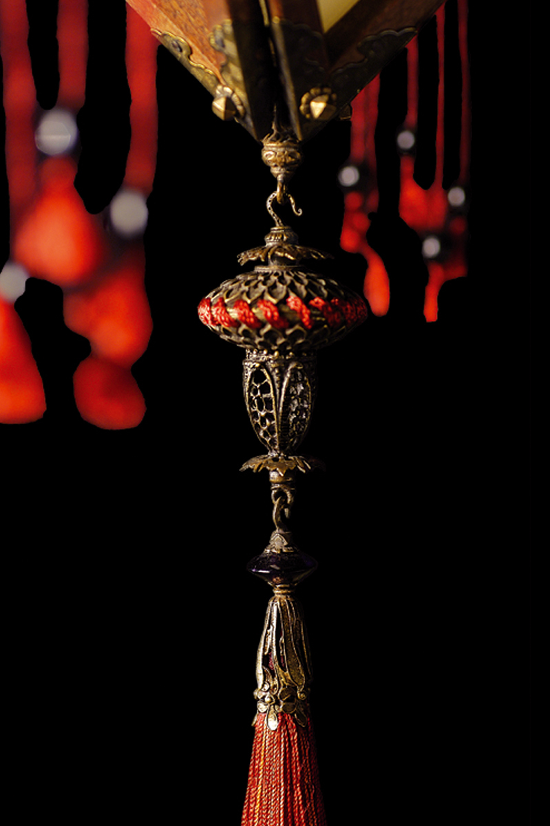 Fortuny Concubine Favorita silk lamp with wooden structure decoration detail