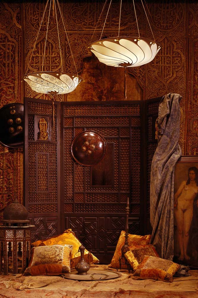 Room with Fortuny Scudo Saraceno Plain silk ivory lamp