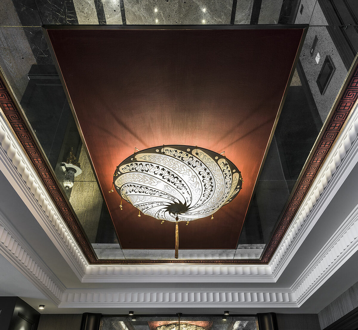 Fortuny Scudo Saraceno ivory Serpentine silk lamp in hotel