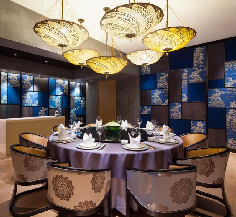 Fortuny Scudo Saraceno ivory Serpentine silk lamp in restaurant