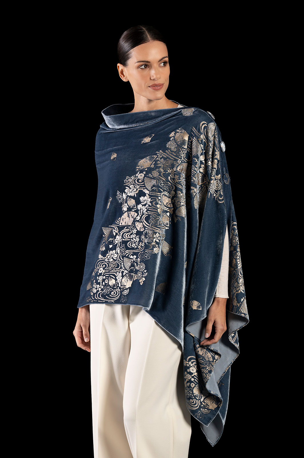 This furrowed velvet stole is based on Fortuny’s style and techniques.