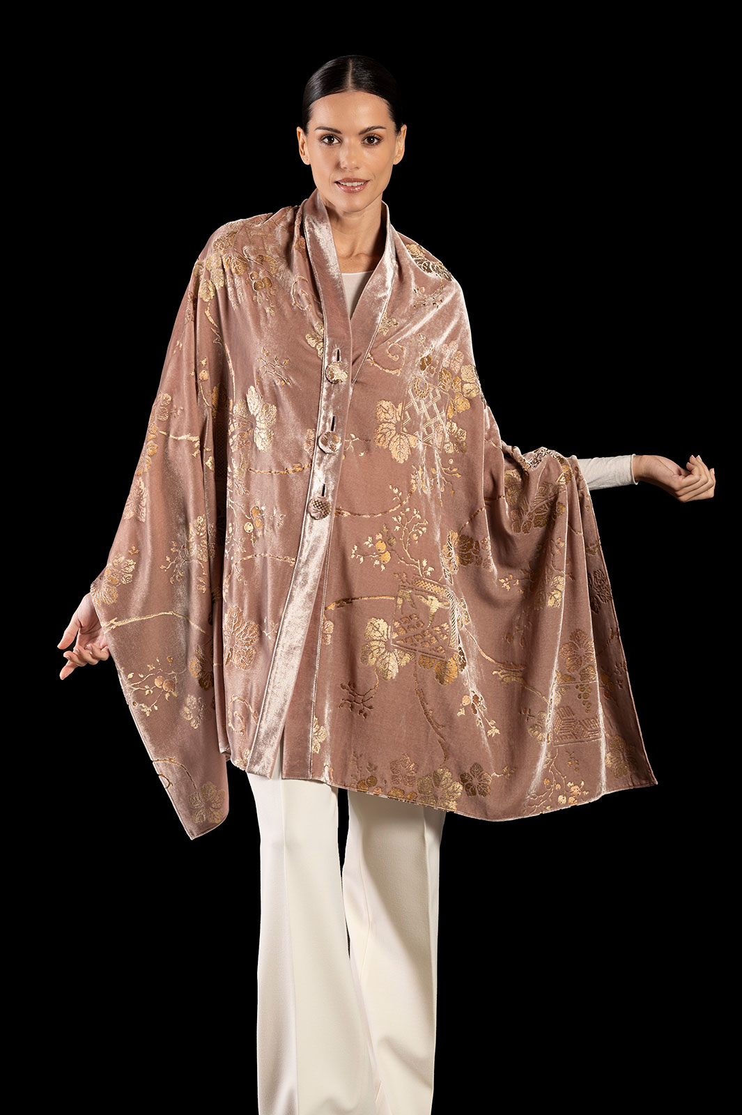 This furrowed velvet stole is based on Fortuny’s style and techniques.