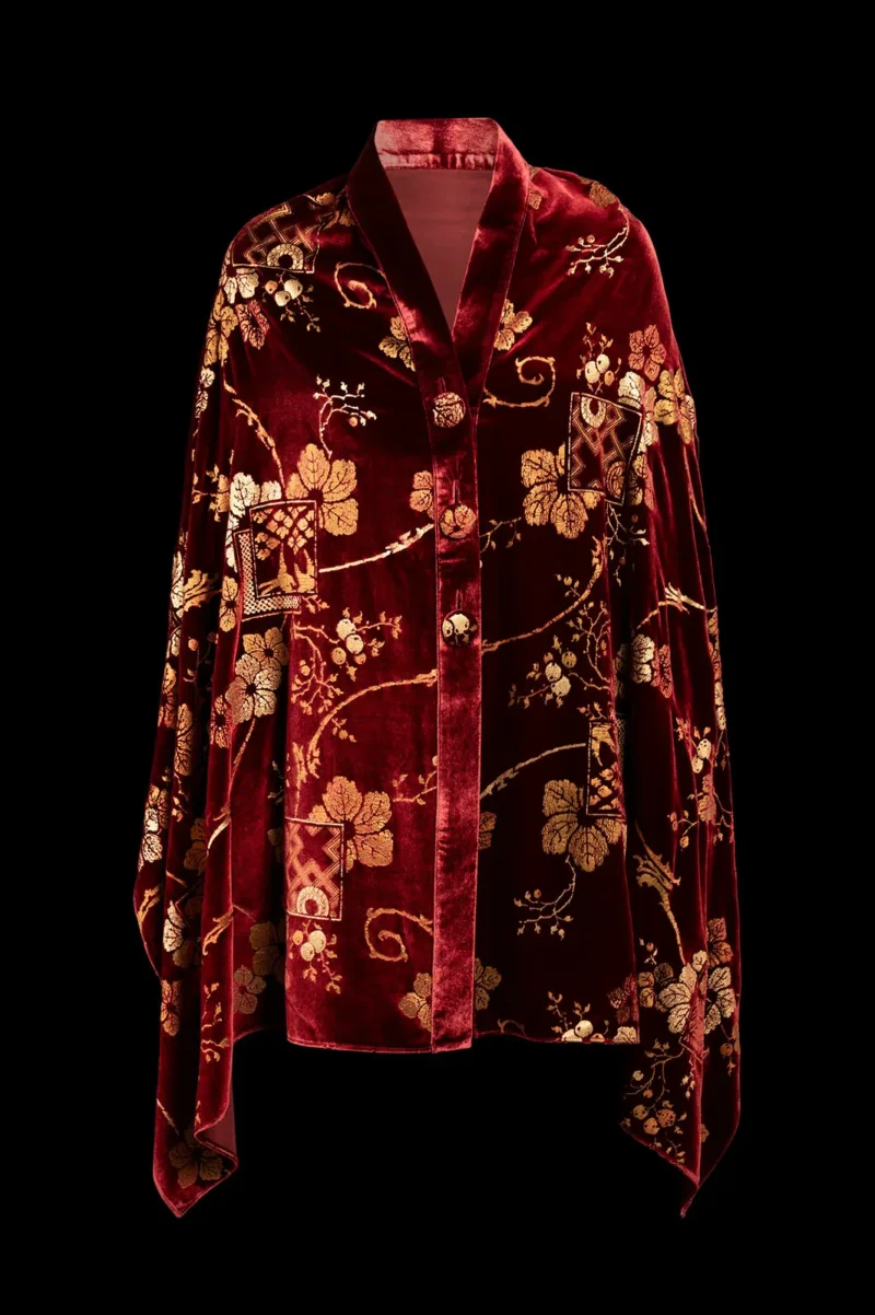This furrowed velvet stole is based on Fortuny’s style and techniques.