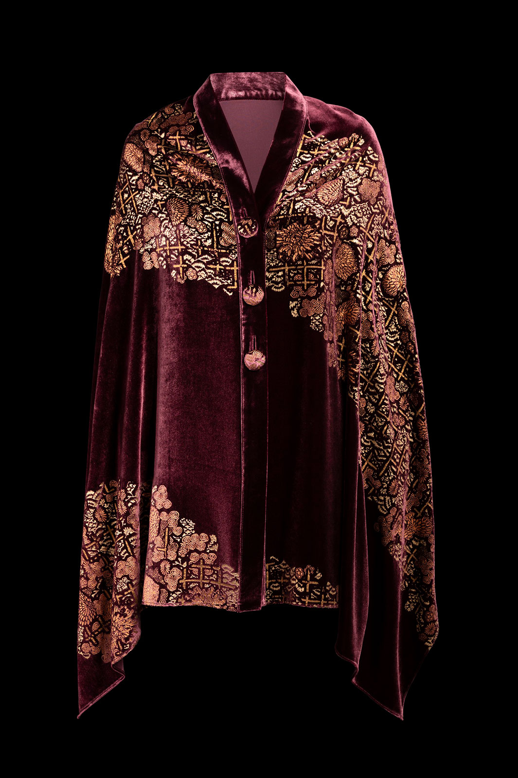 This furrowed velvet stole is based on Fortuny’s style and techniques.