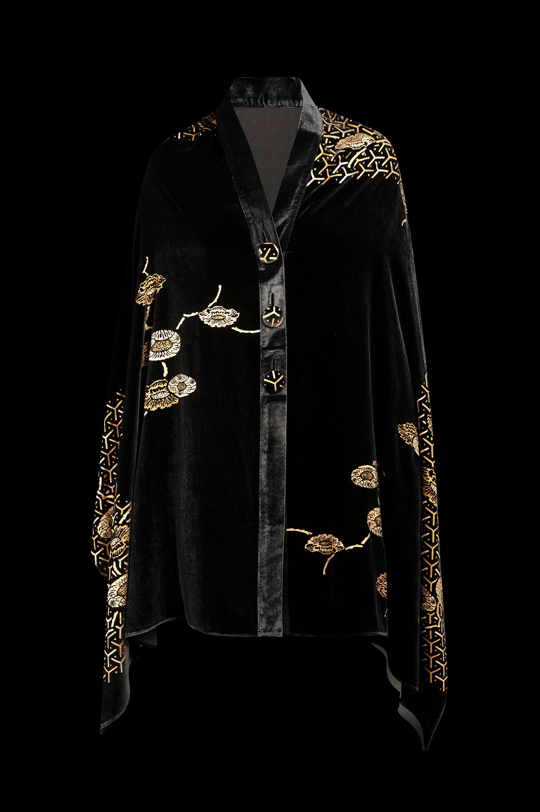 This furrowed velvet stole is based on Fortuny’s style and techniques.